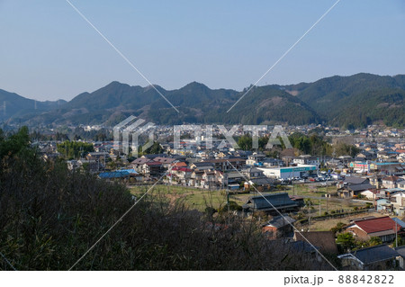 東京都　青梅市　遊歩道から梅郷の町を望む 88842822