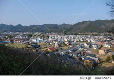 東京都　青梅市　遊歩道から梅郷の町を望む 88842824