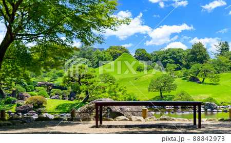 日本庭園「新緑の庭園風景」観光名所　水前寺成趣園　日本・九州・熊本県 88842973