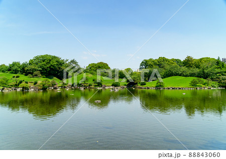 日本庭園「新緑の庭園風景」観光名所 水前寺成趣園 日本・九州・熊本県 日本庭園「新緑の庭園風景」観光名所 水前寺成趣園 日本・九州・熊本県 88843060