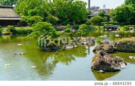 日本庭園「新緑の庭園風景」観光名所　水前寺成趣園　日本・九州・熊本県 88843293
