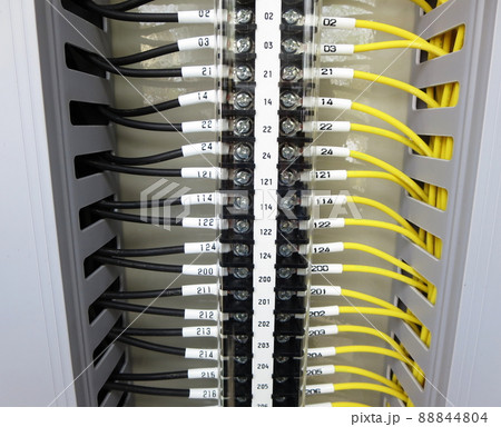 制御ケーブルが接続されている端子台 制御ケーブルが接続されている端子台 88844804