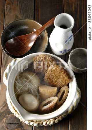 ゆでたまご、大根、竹輪、じゃこ天、白滝、かまぼこが入った熱々おでんをおかずに日本酒で晩酌（俯瞰） 88845043