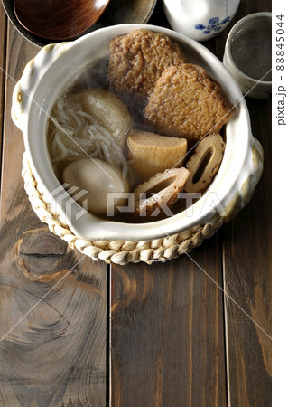 ゆでたまご、大根、竹輪、じゃこ天、白滝、かまぼこが入った熱々おでんをおかずに日本酒で晩酌（俯瞰） 88845044