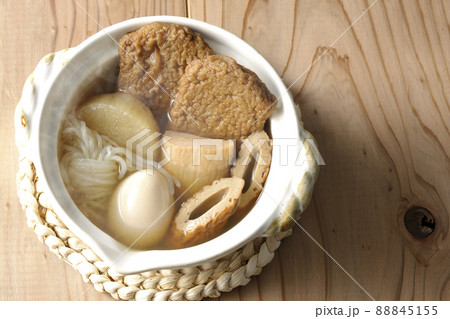 ゆでたまご、大根、竹輪、じゃこ天、白滝、かまぼこが入った1人用熱々おでんを俯瞰で撮影 88845155