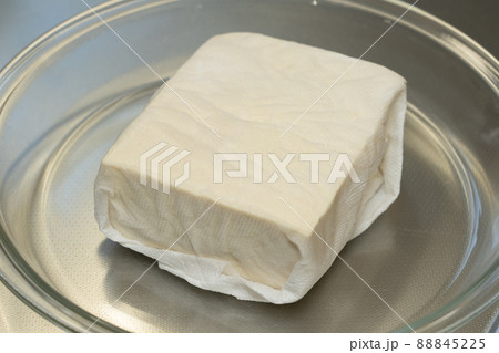 豆腐をキッチンペーパーで水切り 88845225