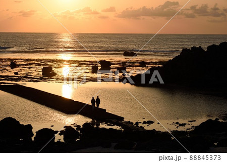 奄美大島 あやまる岬 オレンジ色の朝日 奄美大島 あやまる岬 オレンジ色の朝日 88845373