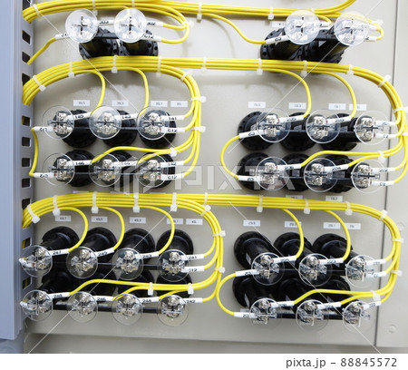 電気部品に接続する制御用のケーブル 電気部品に接続する制御用のケーブル 88845572