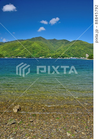 奄美大島　鮮やかな新緑が映える焼内湾 88845792