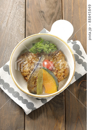 粗びきの熱々ハンバーグステーキに野菜の煮浸しとパセリを添えて(俯瞰) 粗びきの熱々ハンバーグステーキに野菜の煮浸しとパセリを添えて(俯瞰) 88845849