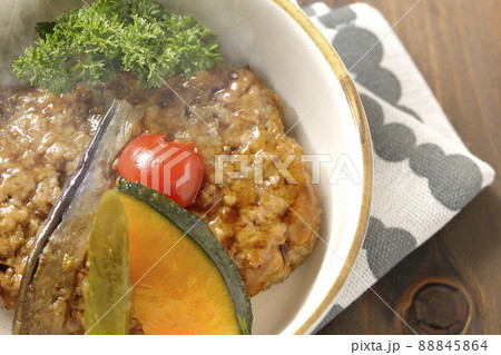 粗びきの熱々ハンバーグステーキに野菜の煮浸しとパセリを添えて(俯瞰) 粗びきの熱々ハンバーグステーキに野菜の煮浸しとパセリを添えて(俯瞰) 88845864