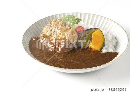 野菜の煮浸しとパセリ添えの粗びき熱々ハンバーグカレーを白背景で撮影 野菜の煮浸しとパセリ添えの粗びき熱々ハンバーグカレーを白背景で撮影 88846291