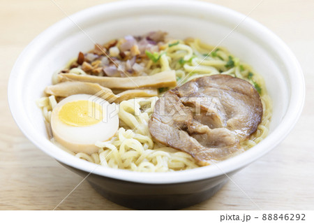 美味しいカップラーメン、ゆで卵とチャーシュー入り 美味しいカップラーメン、ゆで卵とチャーシュー入り 88846292