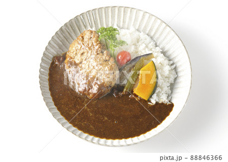 野菜の煮浸しとパセリ添えの粗びき熱々ハンバーグカレーを白背景で俯瞰撮影 88846366