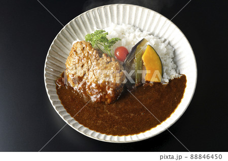 野菜の煮浸しとパセリ添えの粗びき熱々ハンバーグカレーを黒背景で俯瞰撮影 野菜の煮浸しとパセリ添えの粗びき熱々ハンバーグカレーを黒背景で俯瞰撮影 88846450