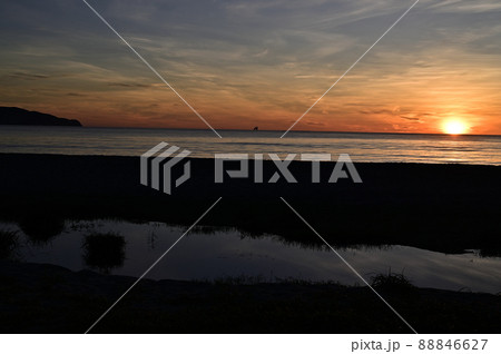 弓ヶ浜海岸の朝日 88846627