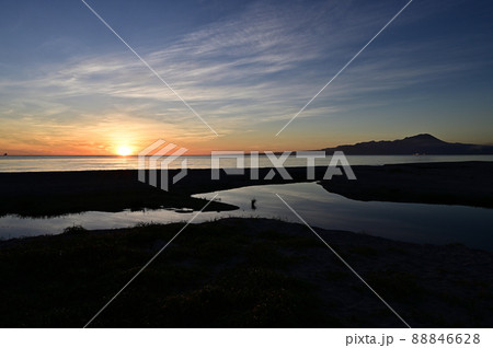 弓ヶ浜海岸の朝日 88846628