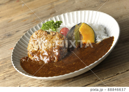 野菜の煮浸しとパセリ添えの粗びき熱々ハンバーグカレー 88846637