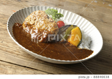 野菜の煮浸しとパセリ添えの粗びき熱々ハンバーグカレー 88846638