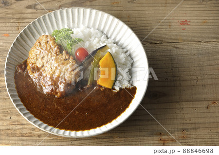 野菜の煮浸しとパセリ添えの粗びき熱々ハンバーグカレーを俯瞰で撮影 野菜の煮浸しとパセリ添えの粗びき熱々ハンバーグカレーを俯瞰で撮影 88846698