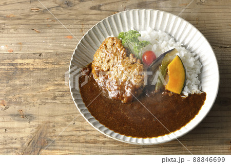 野菜の煮浸しとパセリ添えの粗びき熱々ハンバーグカレーを俯瞰で撮影 野菜の煮浸しとパセリ添えの粗びき熱々ハンバーグカレーを俯瞰で撮影 88846699