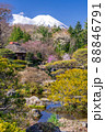 茅葺屋根と富士山 88846791