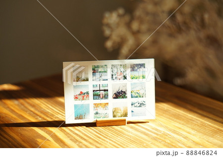 部屋に飾ったカード 88846824