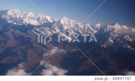 ヒマラヤ山脈を遊覧飛行で【ネパール】 88847787