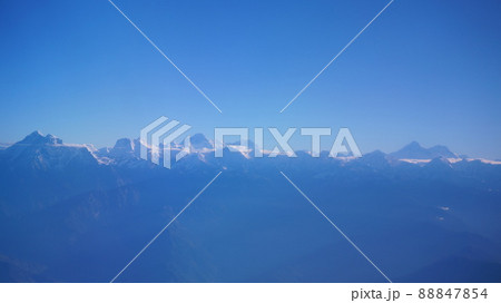 遊覧飛行から見るヒマラヤの山々とエベレスト【ネパール】 88847854