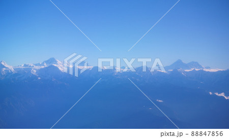 遊覧飛行から見るヒマラヤの山々とエベレスト【ネパール】 88847856