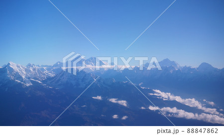 遊覧飛行から見るヒマラヤの山々とエベレスト【ネパール】 88847862
