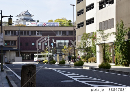 小田原お城通りの街並み　小田原城天守と小田原市民交流センターUMEKO 88847884