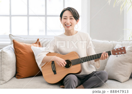 ギターを弾く女性　ミドル 88847913