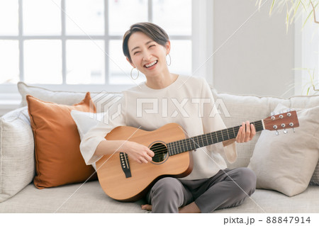 ギターを弾く女性 ミドル ギターを弾く女性 ミドル 88847914