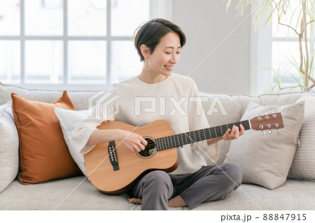 ギターを弾く女性 ミドル ギターを弾く女性 ミドル 88847915