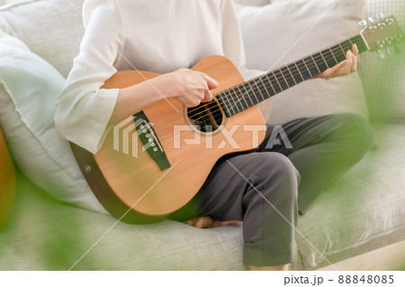 ギターを弾く女性　手元 88848085