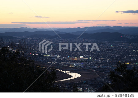 芥子山から望む岡山市街の夕景2 岡山県岡山市 芥子山から望む岡山市街の夕景2 岡山県岡山市 88848139