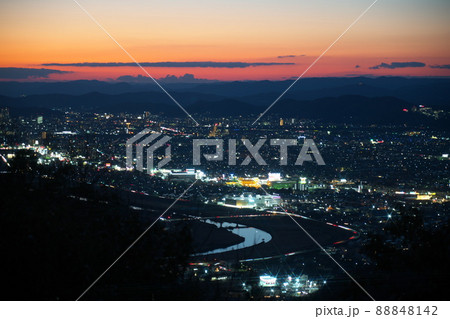 芥子山から望む岡山市街の夕景4　岡山県岡山市 88848142