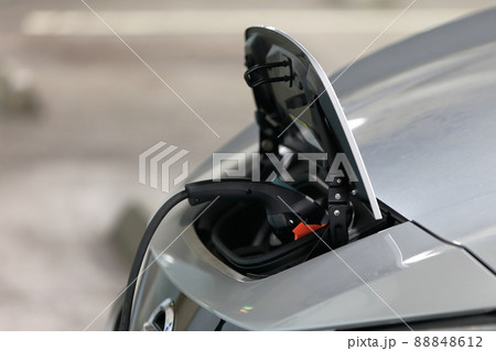 充電中の電気自動車　イメージ 88848612