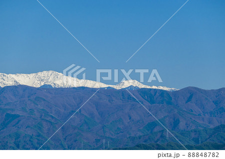 駒ヶ根市から見た南アルプスの雪山 88848782