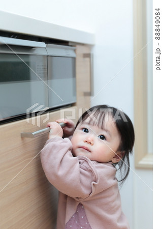 コンロのスイッチをいたずらする赤ちゃん コンロのスイッチをいたずらする赤ちゃん 88849084
