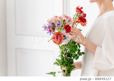 フラワーアーティスト　女性　花束 88849127