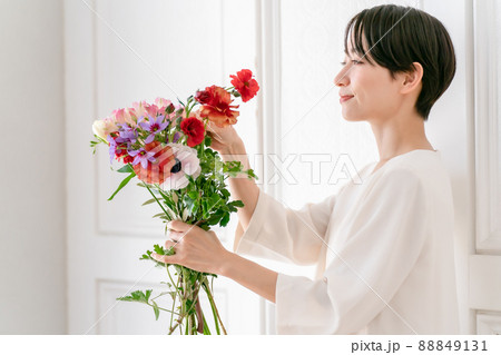 フラワーアーティスト 女性 花束の写真素材