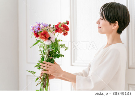 フラワーアーティスト 女性 花束の写真素材