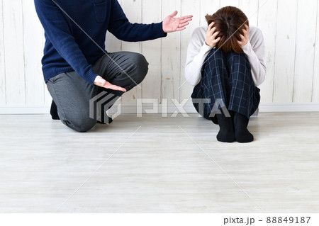 髪を掻きむしる女性と責める男性 髪を掻きむしる女性と責める男性 88849187
