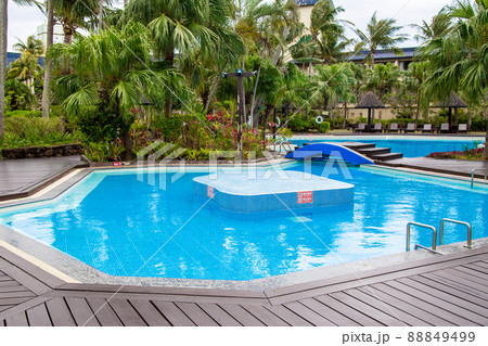 リゾートホテルのプールサイド 88849499