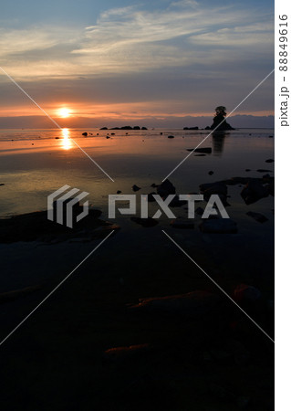 雨晴海岸からの日の出 88849616
