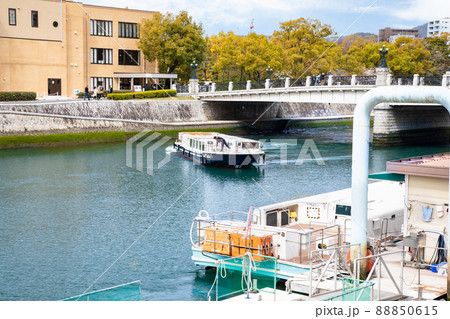 春の平和記念公園の風景です。桜の花がもうすぐ満開の時期です。明るい雰囲気をどうぞ。広島県 88850615