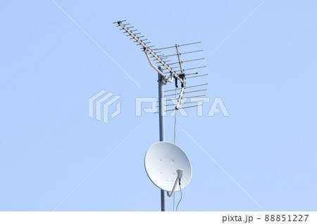 一戸建てのテレビアンテナ (八木式アンテナとパラボラアンテナ) 一戸建てのテレビアンテナ (八木式アンテナとパラボラアンテナ) 88851227