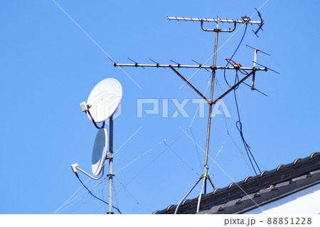 一戸建てのテレビアンテナ　(八木式アンテナとパラボラアンテナ) 88851228